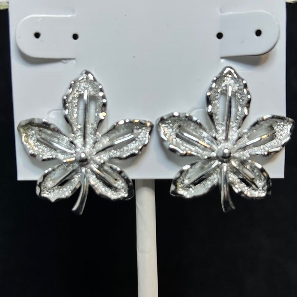 Vintage Sarah Coventry Silver Tone Maple Leaf Clip On Earrings Signed (3773) - Picture 1 of 6